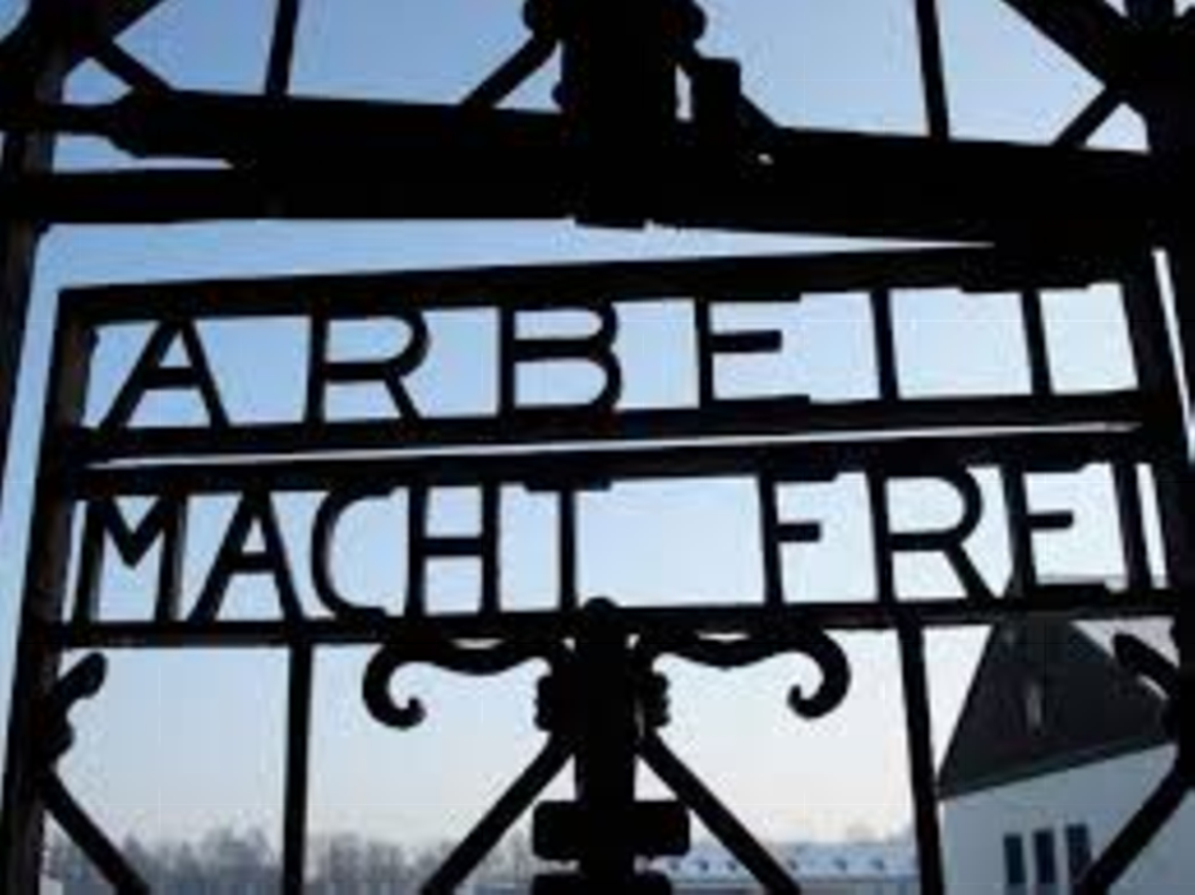 Труд освобождает. Arbeit macht frei концлагерь. Arbeit macht frei ворота. Концлагерь Дахау ворота надпись. Дахау Arbeit macht frei.